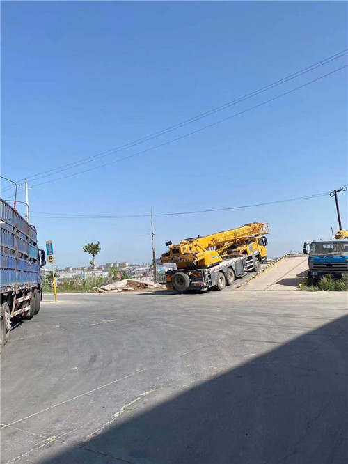 林芝市25吨吊车的租赁价格大概是多少？