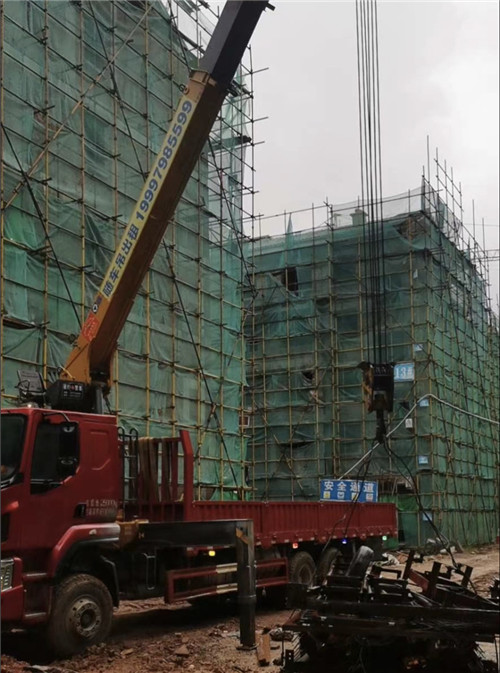 林芝市“慢工细活”—— 吊车的 “微动控制” 技术